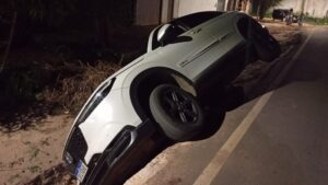 Mais um: Motorista perde controle e veículo fica parcialmente tombado próxima à Secretaria de Educação de Morro do Chapéu – BA