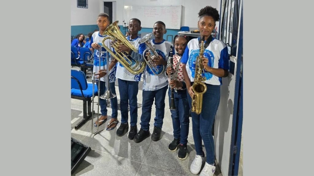 Filarmônica Lira Morrense  entrega instrumentos a alunos do núcleo Barra 1