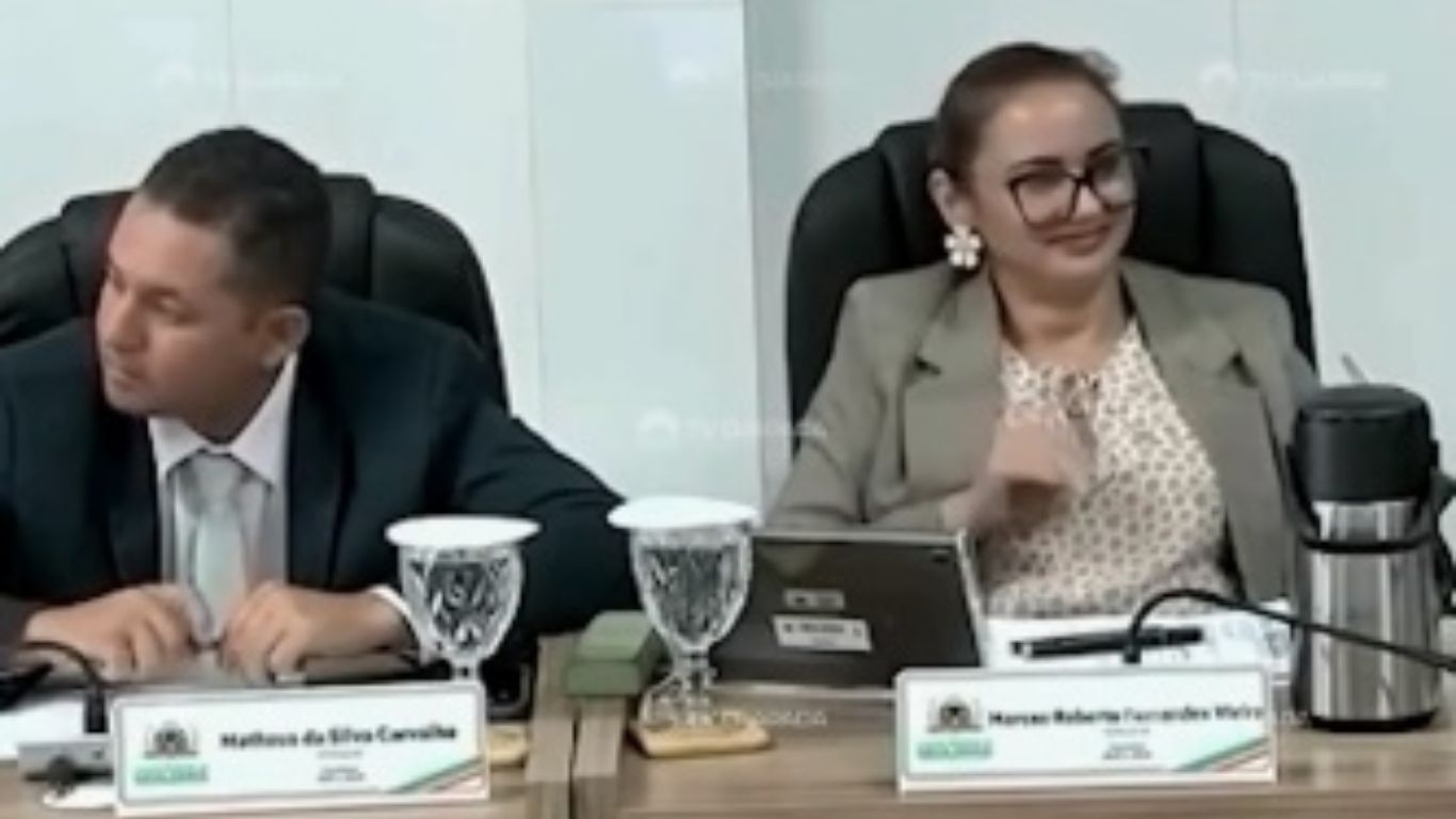 Vereadora faz gesto obsceno durante sessão de câmara do interior do Ceará e vídeo viraliza
