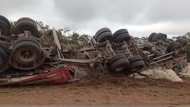 Morro do Chapéu – Ba: carreta tomba na Ba-144 após motorista desviar de outro veículo que invadiu a contramão
