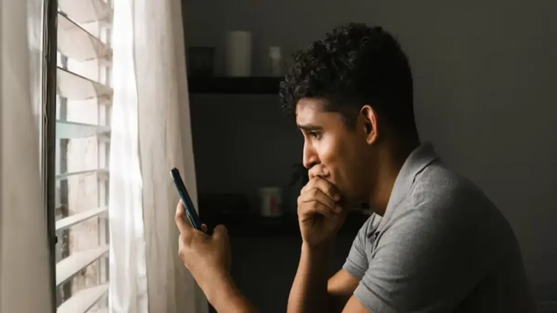 Mais da metade dos brasileiros usuários de IA utilizam a ferramenta como suporte emocional
