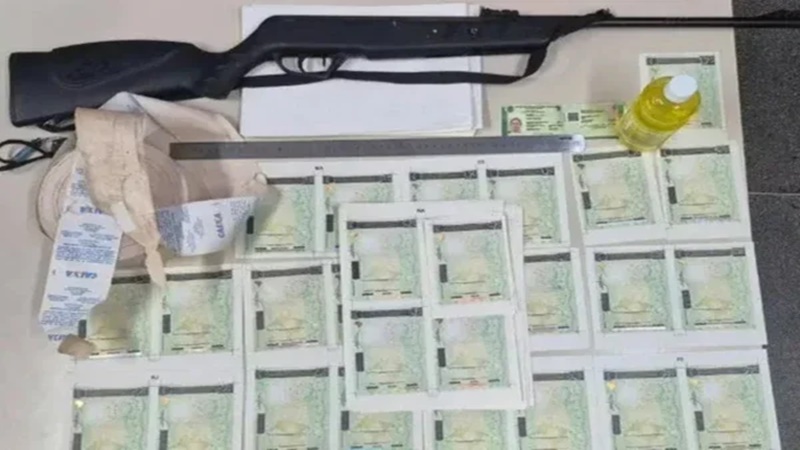 Jovem de 21 anos é parado sem habilitação e polícia encontra 53 CNH’s falsas em imóvel na Bahia