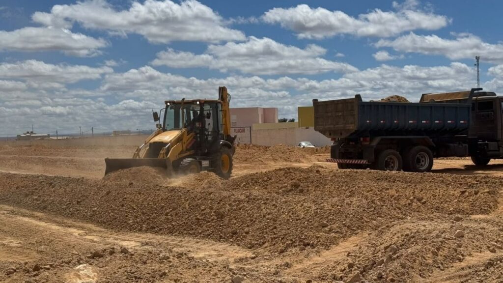 Várzea Nova inicia etapa de terraplanagem para reforma do estádio municipal.