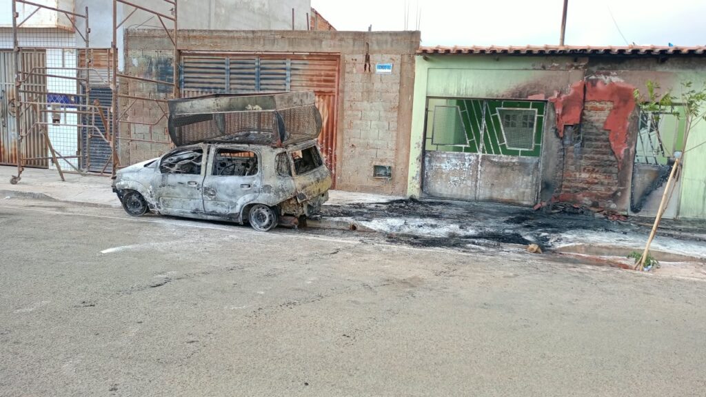 Cafarnaum – BA: Carro de som de Veizinho é completamente destruído em incêndio