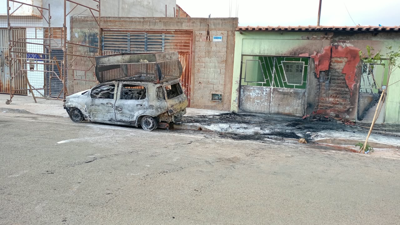 Cafarnaum – BA: Carro de som de Veizinho é completamente destruído em incêndio