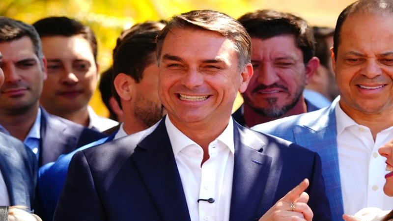 Flávio Bolsonaro discute com empresários plano para elevar idade de aposentadoria para 67 anos e rever Bolsa Família