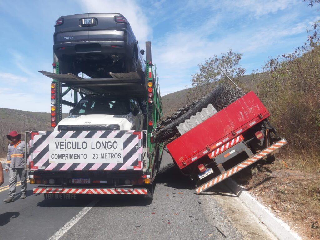Caminhão carregado com ferro  perde os freios na descida das Lajes e motorista lança veículo sobre barranco